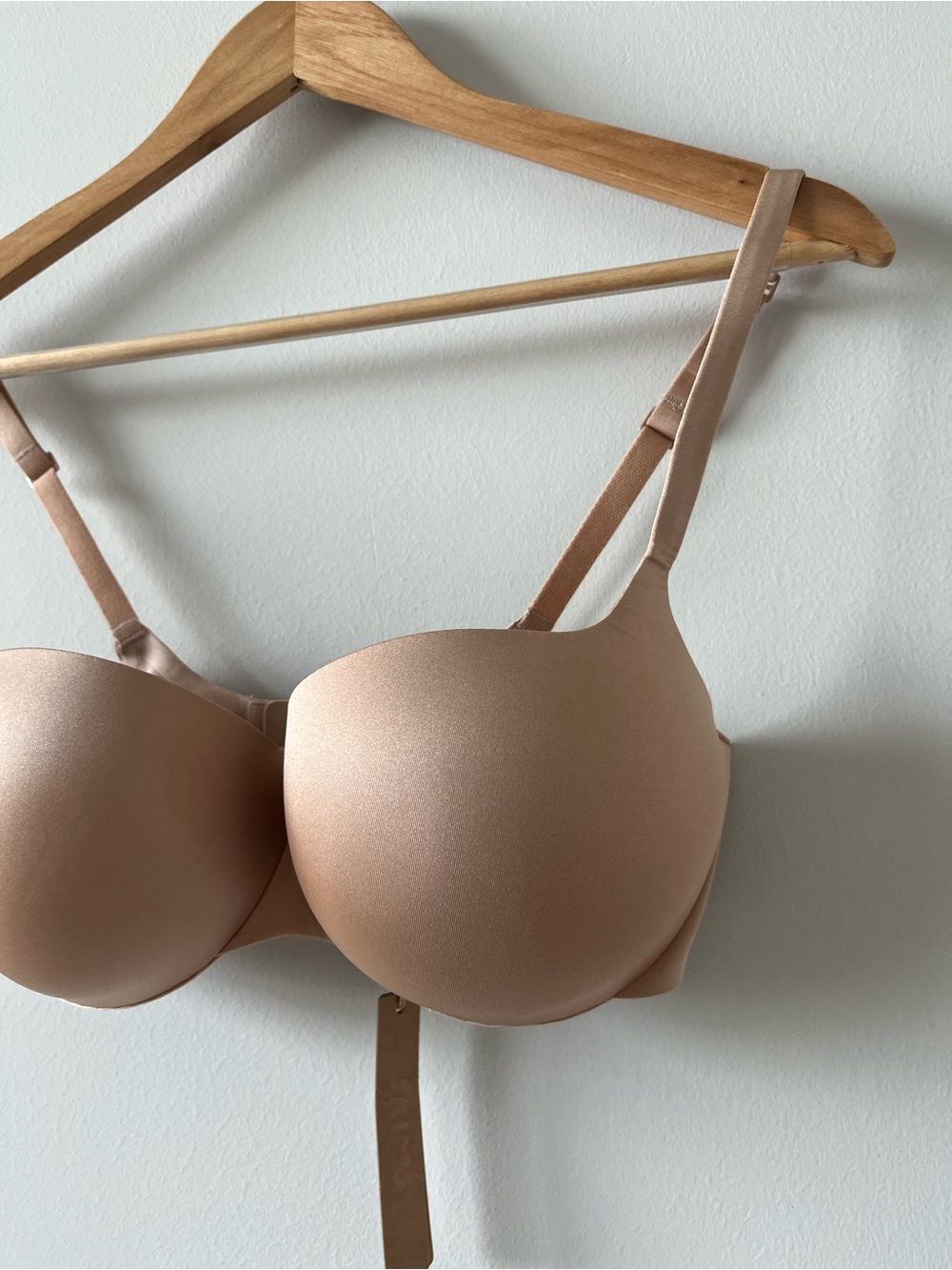 SKIMS Nude Padded T-Shirt Bra - Picture 3 of 9